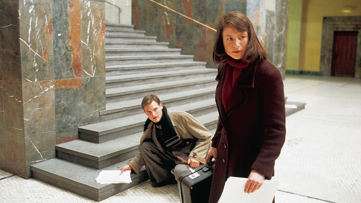 Sophie Scholl und ihr Bruder Hans mit Flugblättern in der Hand. 