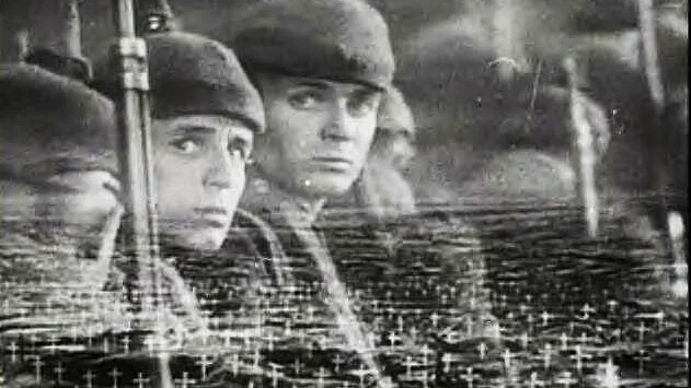 Junge Soldaten. Das Bild wird überlagert durch einen Soldatenfriedhof.  