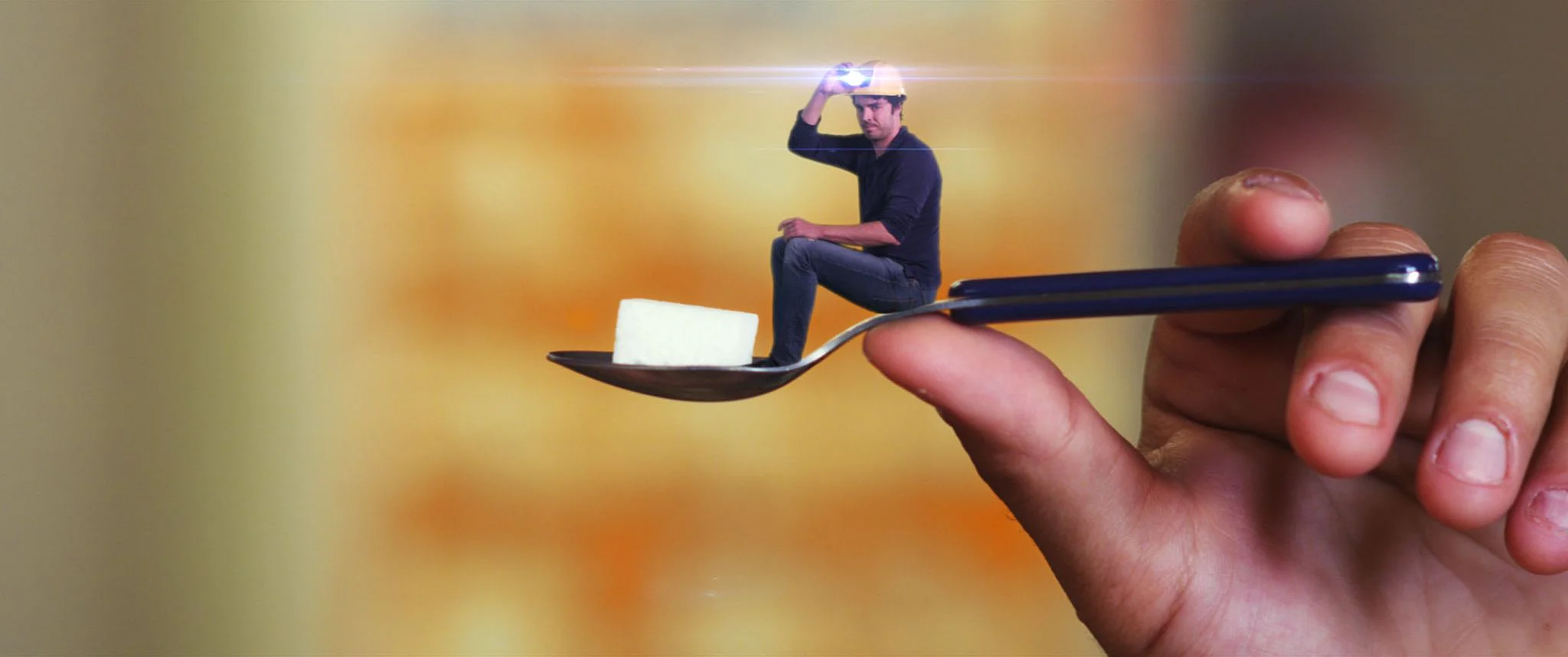 Szenenbild: Damon Gameau sitzt auf einem Teelöffel