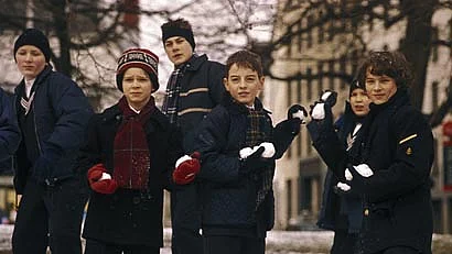Sechs Kinder in den Startlöchern für eine Schneeballschlacht. 