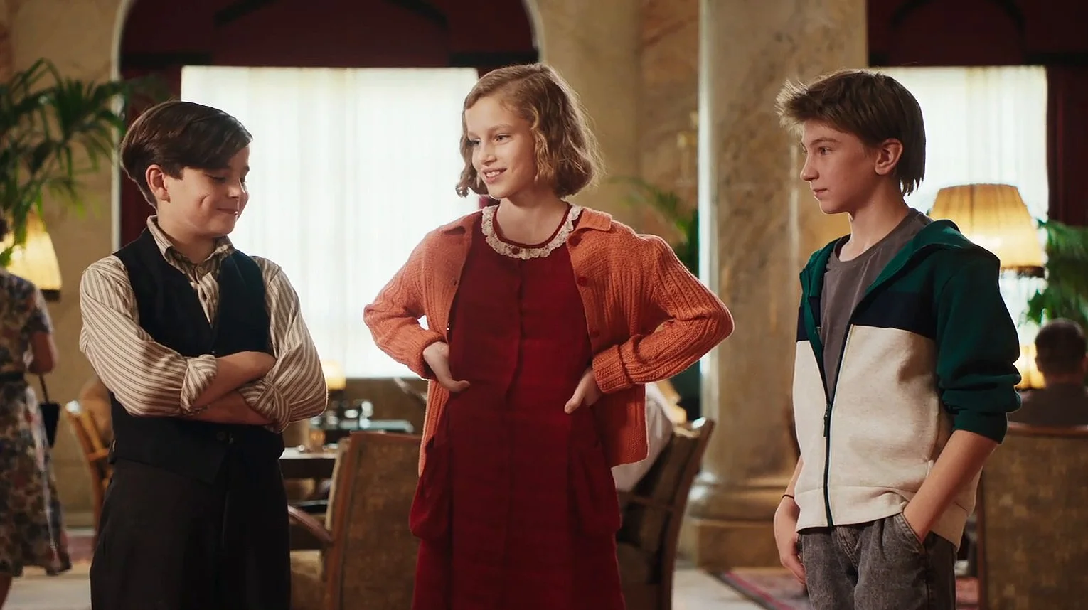 Standbild aus DAS GEHEIME STOCKWERK mit Georg, Hannah und Karli