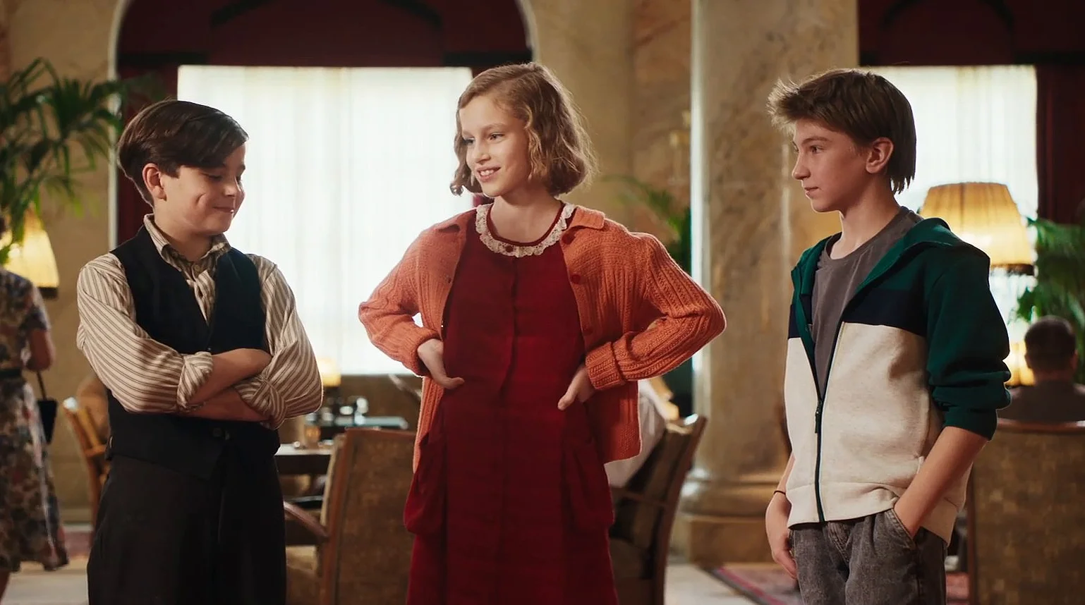 Standbild aus DAS GEHEIME STOCKWERK mit Georg, Hannah und Karli