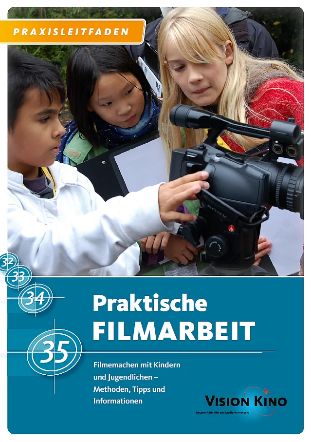 Titelseite Praxisleitfaden, Kinder mit Filmkamera