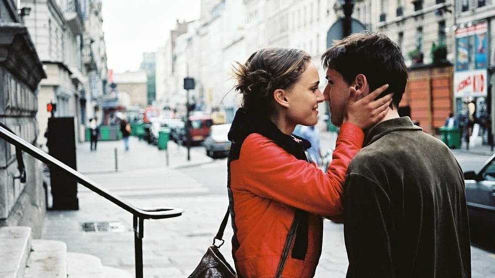 Standbild aus True, Francine küsst Thomas vor dem Conervatoire