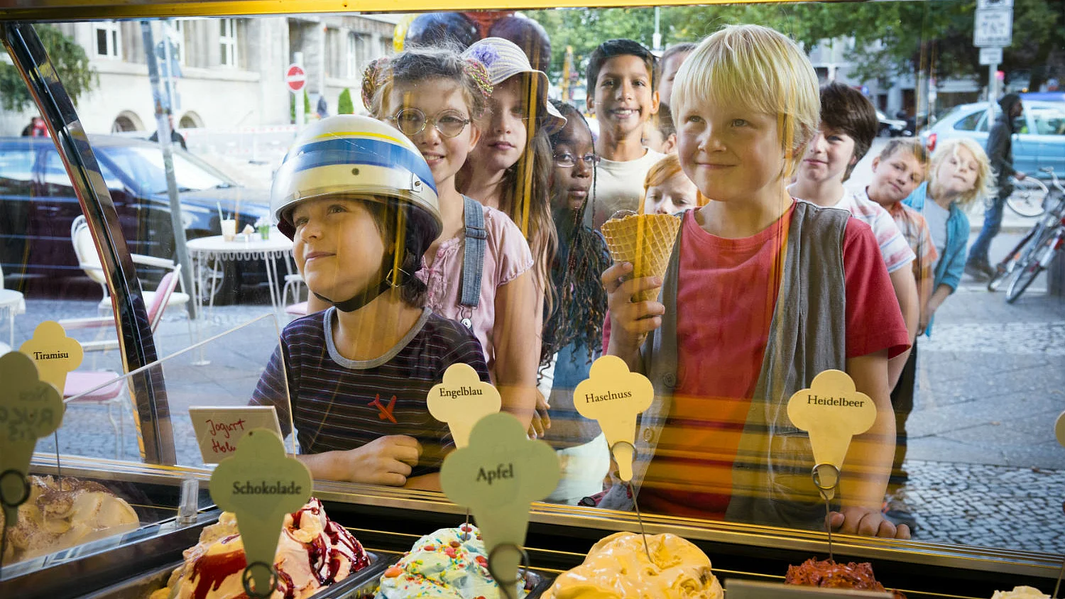 Szenenbild: Rico und Oskar bestellen Eis bei einer Eisdiele