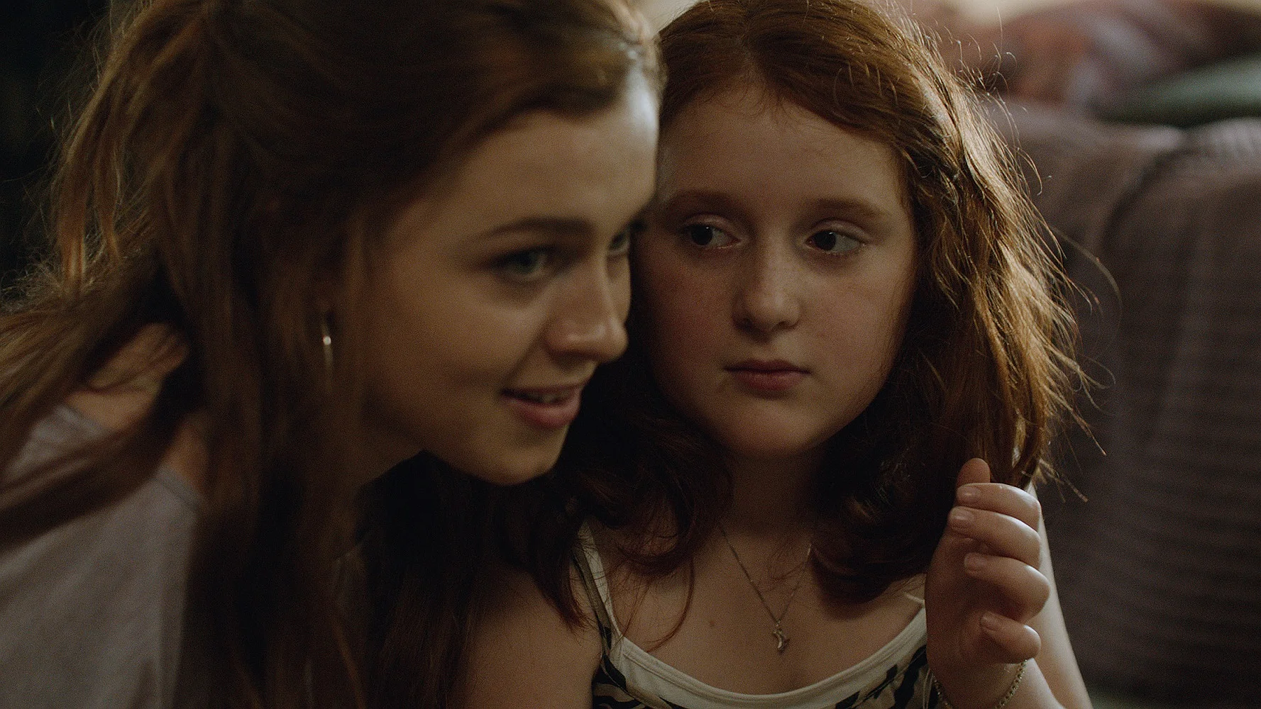 Szenenbild: Stella und ihre Schwester im vertrauten Miteinander