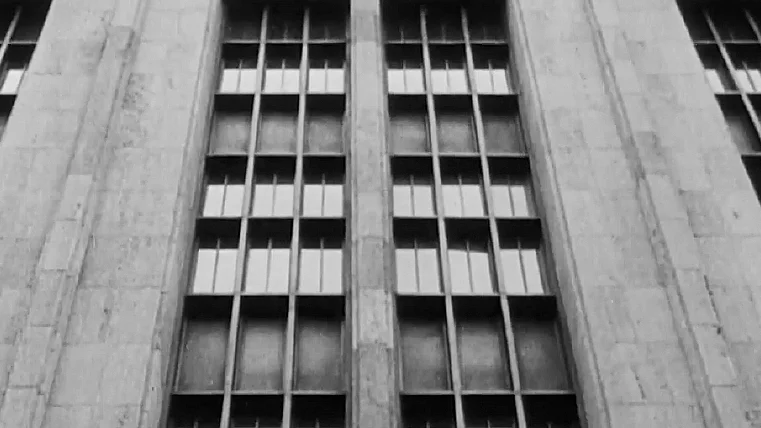 Filmbild: Hochhaus aus der Froschperspektive