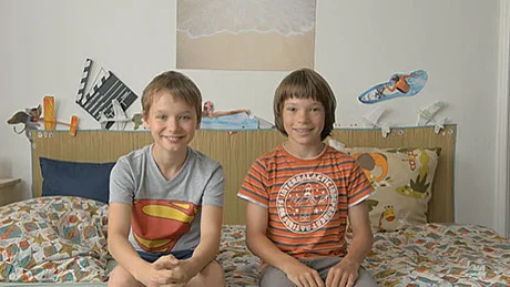 Szenenbild: Thomas und Harris sitzen auf dem Bett